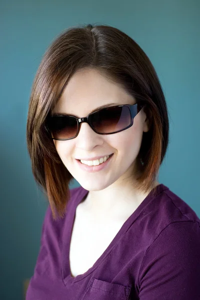 Kobieta w okularach słonecznych — Zdjęcie stockowe