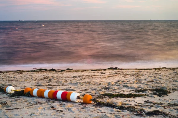 Řetězec pláž bójí — Stock fotografie