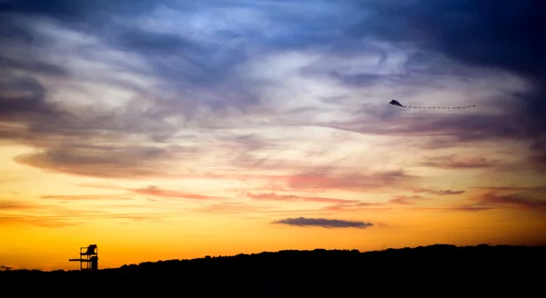 Tour de sauveteur et silhouette de cerf-volant — Photo