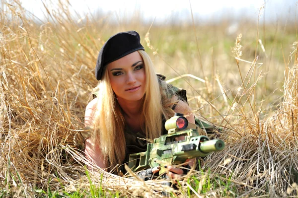 Een meisje is in een militaire vorm — Stockfoto