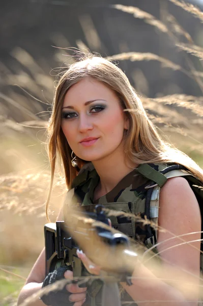Ein Mädchen ist in militärischer Form — Stockfoto