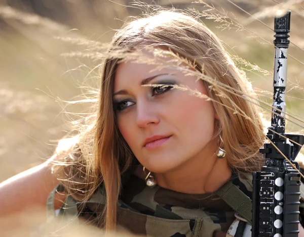 Dívka je ve formě vojenské — Stock fotografie