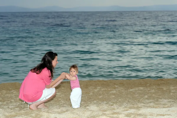 Мать с ребенком на пляже — стоковое фото