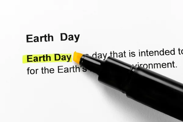 Earth day text markeras i gult — Stockfoto