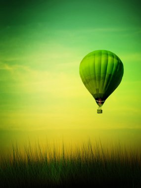güneş doğarken uçan sıcak hava balonu