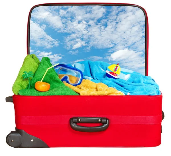 Ταξίδια κόκκινη βαλίτσα γεμάτη για τις καλοκαιρινές διακοπές — Φωτογραφία Αρχείου