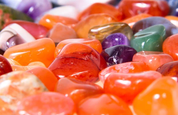 Primer plano de piedras semi-preciosas coloridas — Foto de Stock