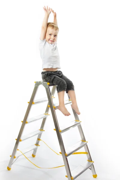 Bir merdiven üstünde oturan çocuk, ellerini yukarı kaldır. — Stok fotoğraf