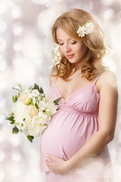 Donna incinta guardando pancia — Foto Stock
