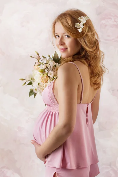 妊娠中の女性をカメラに微笑んでいますー. — ストック写真