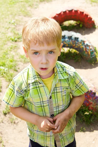 Kirli yüzü ve elleri bahçesi de açık olan çocuk. — Stok fotoğraf
