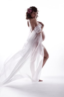 hamile kadın beyaz uçan elbise sallıyor. omuz üzerinde seyir