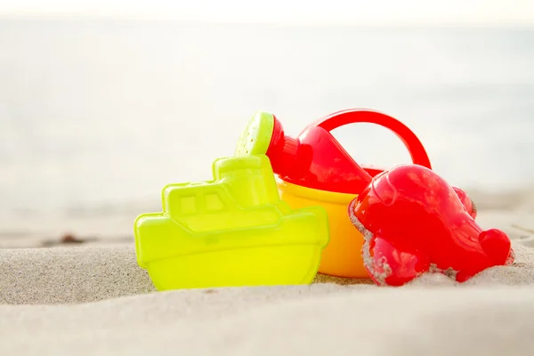 Gruppo di giocattoli da spiaggia in plastica per bambini sulla costa — Foto Stock
