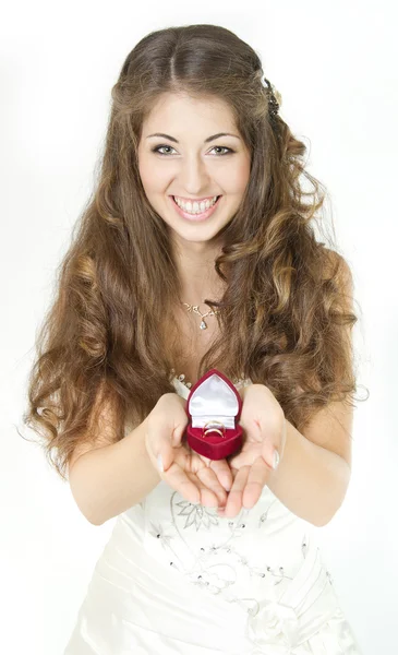 Novia sosteniendo caja roja con anillos de boda dorados. Sonriente y baño —  Fotos de Stock