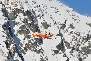 Turuncu arama ve kurtarma helikopteri