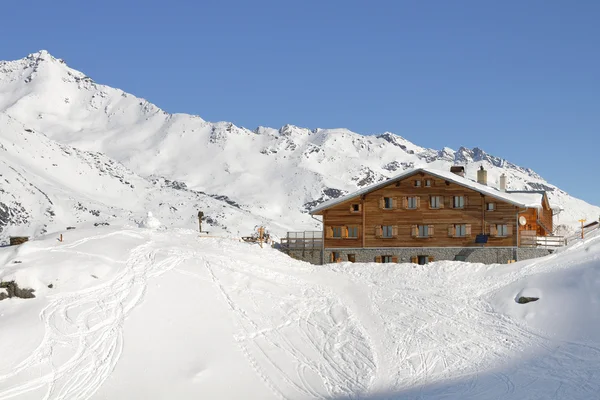 Paisaje invernal en el alto Val Martello con refugio de montaña —  Fotos de Stock