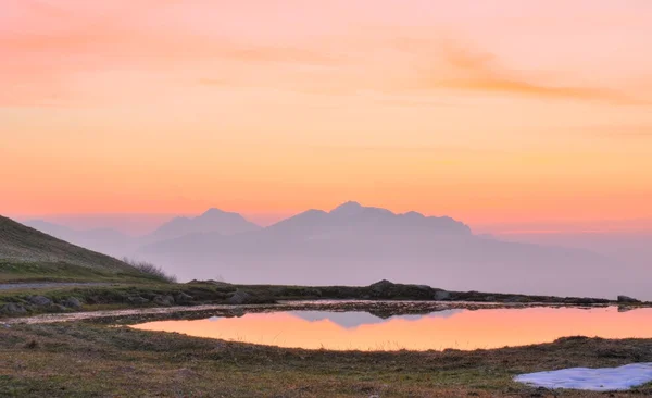 Nublado amanecer en el paisaje de montaña — Foto de Stock