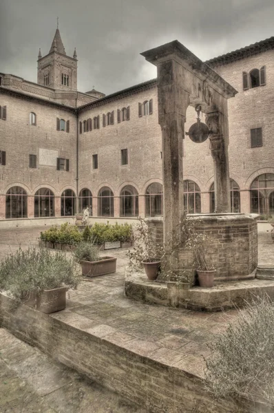 Claustro en Abbazia di (Abadía de) Monte Oliveto Mayor — Foto de Stock