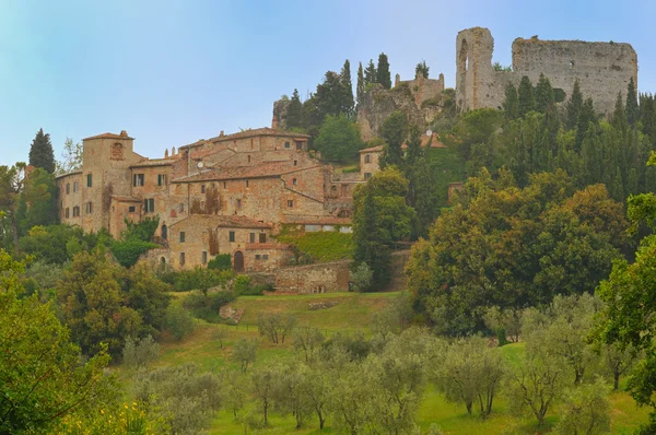 Malá středověká vesnice v Toskánsku, Itálie — Stock fotografie