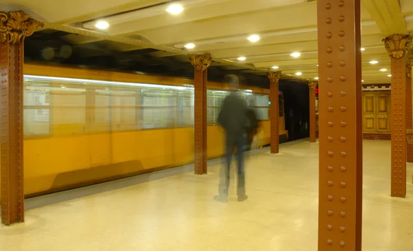 Station de métro historique et train à Budapest — Photo