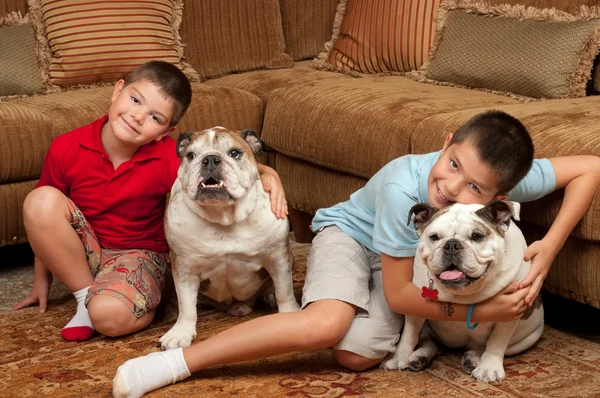 Kinder und Hunde — Stockfoto