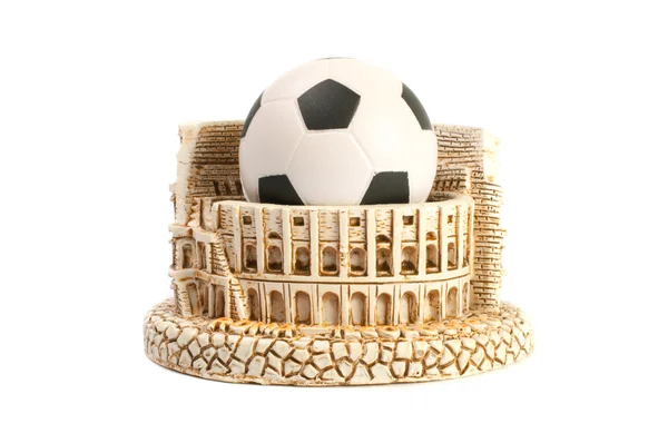 Das kolosseum in rom und fußball-ball — Stockfoto