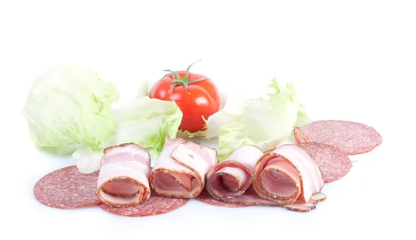 Leckere Vorspeise aus Fleisch, Salat und Tomaten — Stockfoto