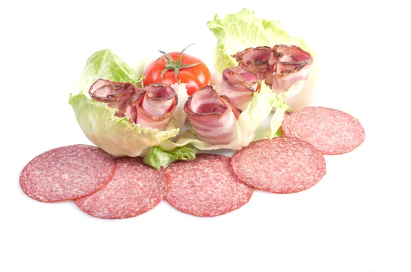 Leckere Vorspeise aus Fleisch, Salat und Tomaten — Stockfoto