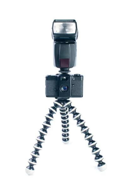 Vecchia fotocamera fotografica e flash su treppiede — Foto Stock