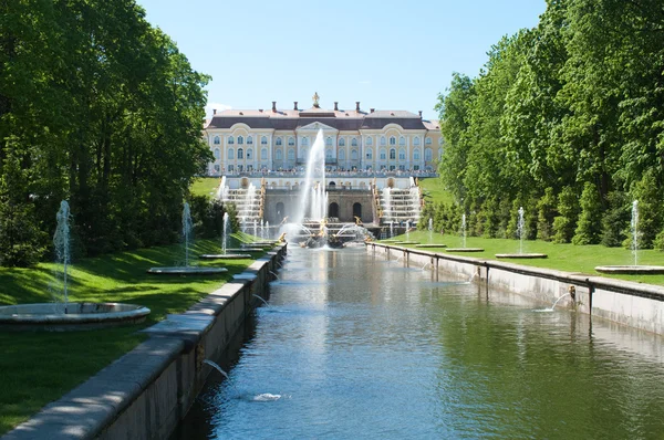 Palác Grand peterhof a grand kaskáda — Stock fotografie