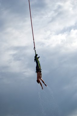 batırılmış bungee atlama