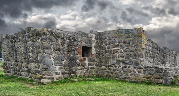 Bulutlu aosehus kalesi kalıntıları — Stok fotoğraf