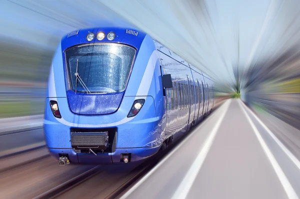 Tren azul en movimiento —  Fotos de Stock