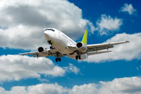 Samolot pasażerski i chmury — Zdjęcie stockowe