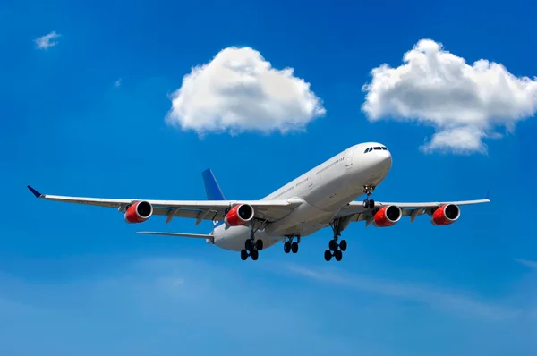 Duży samolot pasażerski i chmury — Zdjęcie stockowe
