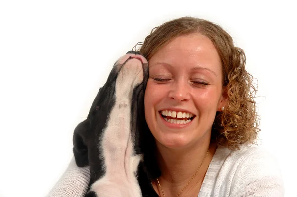 Genç kadın ve köpek yavrusu köpek — Stok fotoğraf
