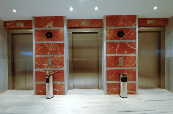 Двери лифтов в современном отеле — стоковое фото