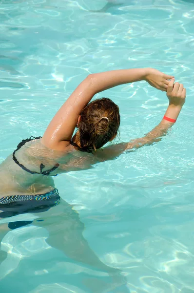 Chica en la piscina — Foto de Stock