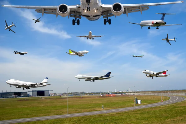 空中旅行-平面交通高峰时段在机场 — 图库照片