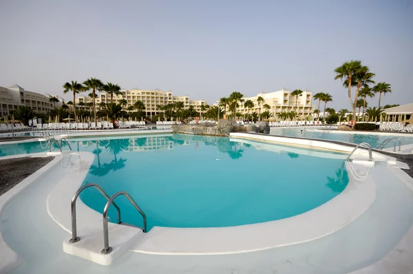 Zwembad en hotel — Stockfoto