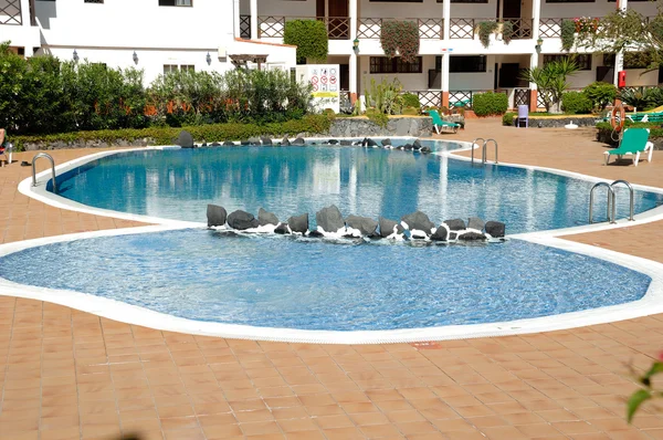 Otel havuzunda yüzme havuzu — Stok fotoğraf