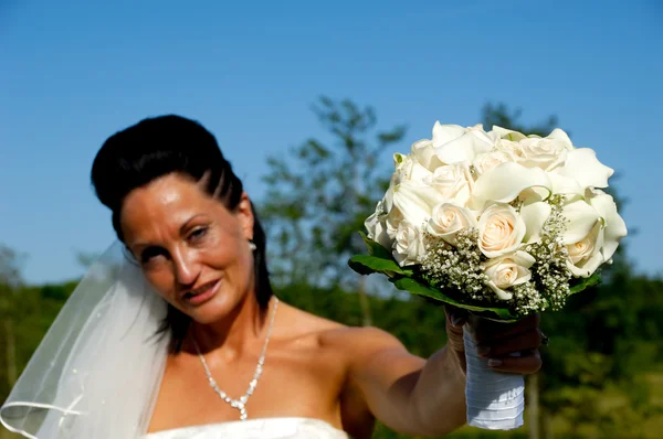 Nevěsta s kytice — Stock fotografie