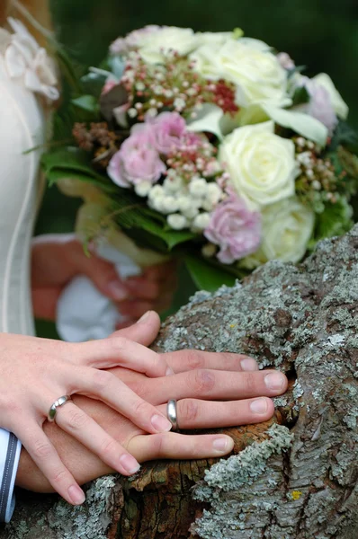 Hands, rings and bouquet — Stock Photo, Image