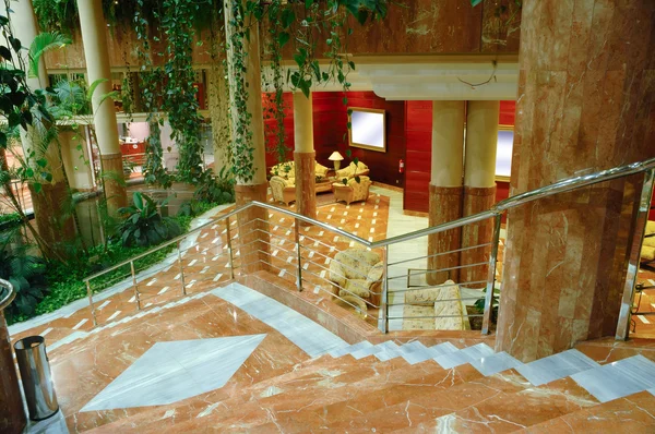 Лестница в лобби отеля — стоковое фото