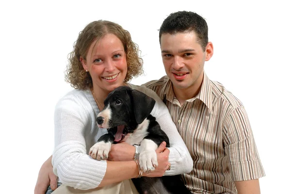 Mladý šťastný pár a štěně — Stock fotografie