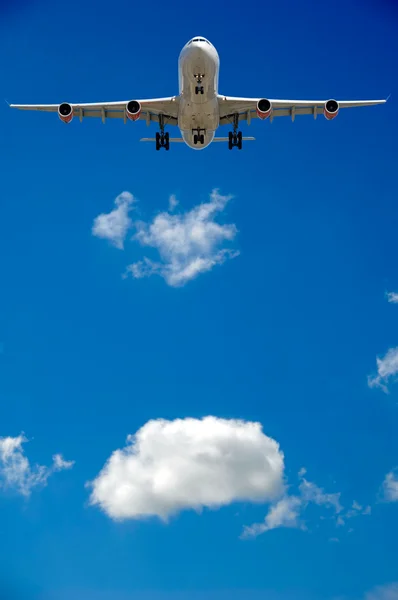 Vliegtuig en cloud — Stockfoto