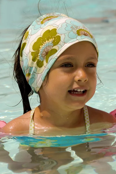 Glückliches Kind im Pool — Stockfoto