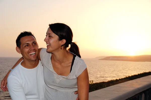 Happy couple and sunset — Stock Photo, Image