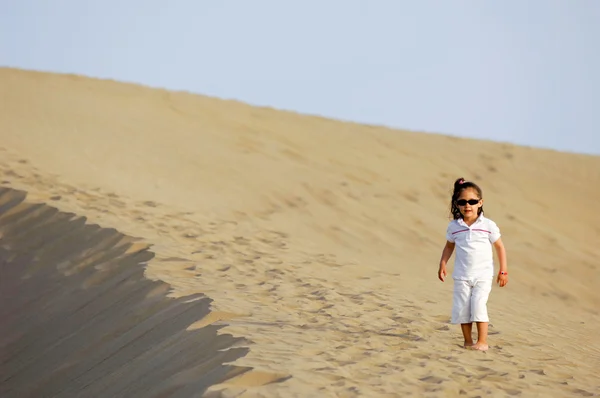 在沙漠中的孩子 — 图库照片