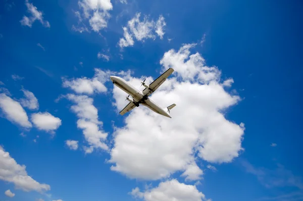 Vliegtuig en wolken — Stockfoto